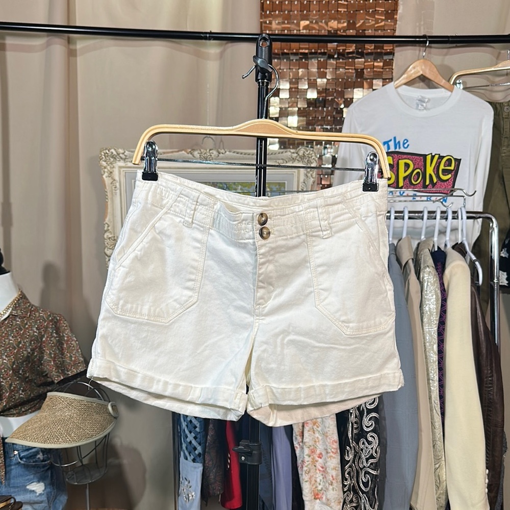 DH3 MIA Cream Bermudas Versatile Summer Essential Shorts size 6 WAIST 15.5